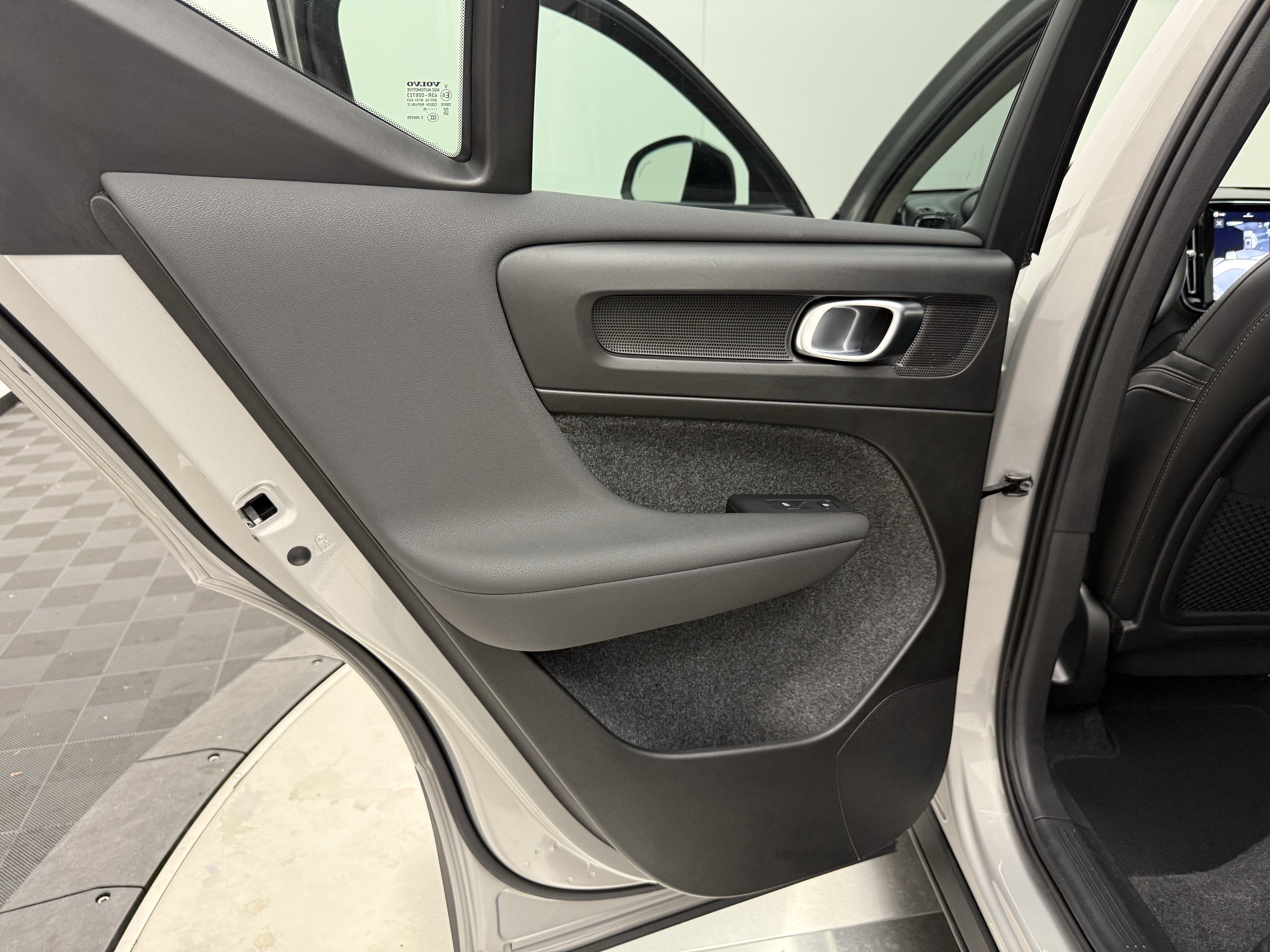 Certified 2025 Volvo XC40 B5 Ultra AWD/4WD image 25