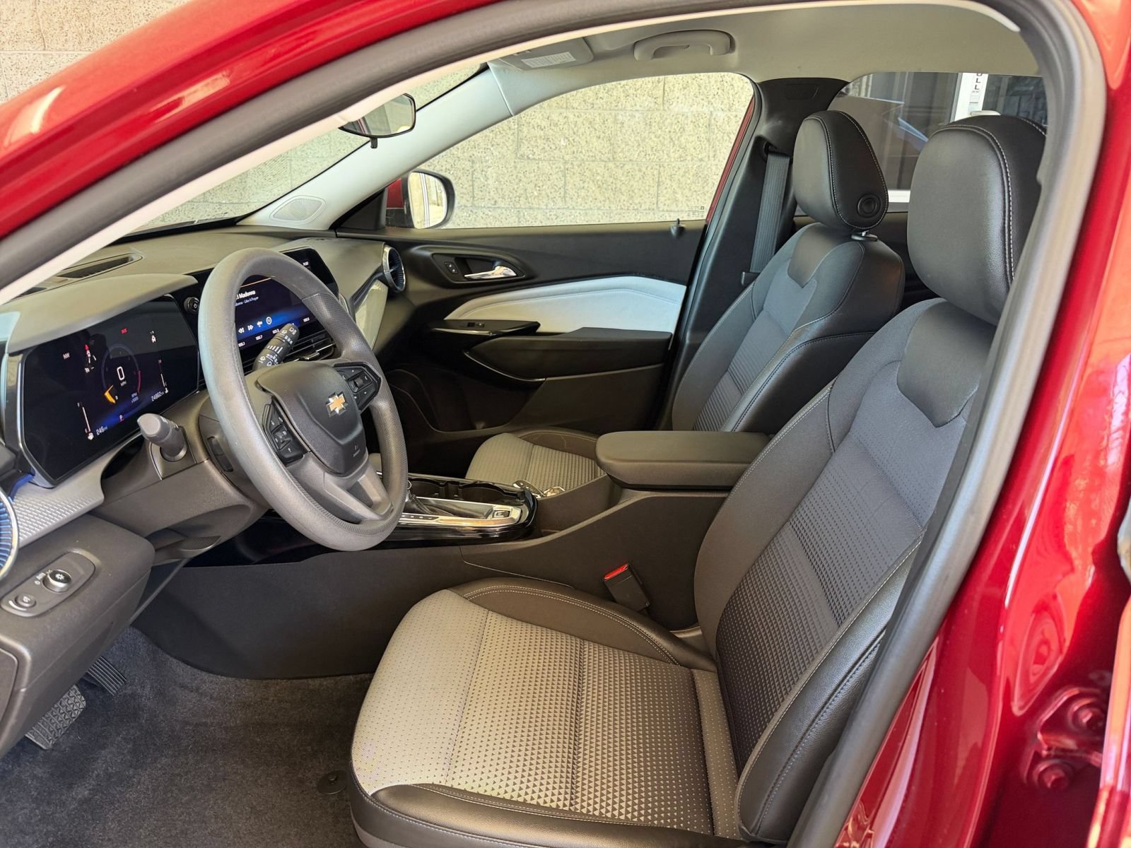 Used 2025 Chevrolet Trax LT FWD image 25