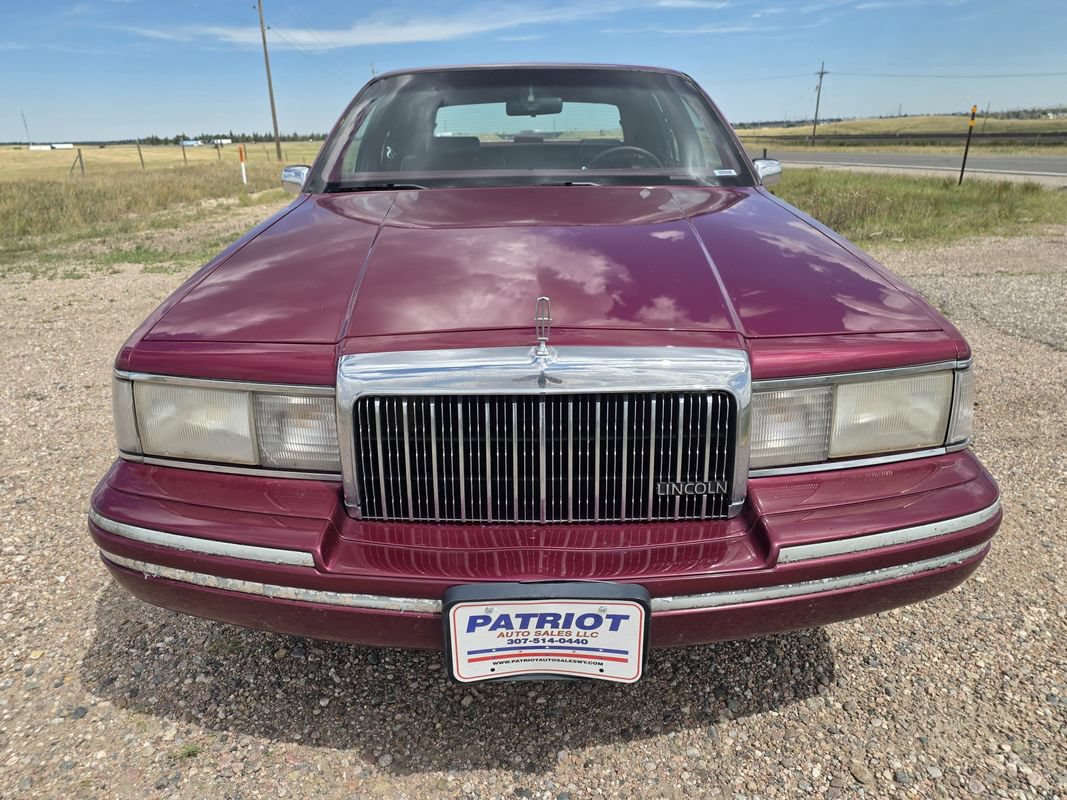 Used 1993 Lincoln Town Car Executive RWD image 8