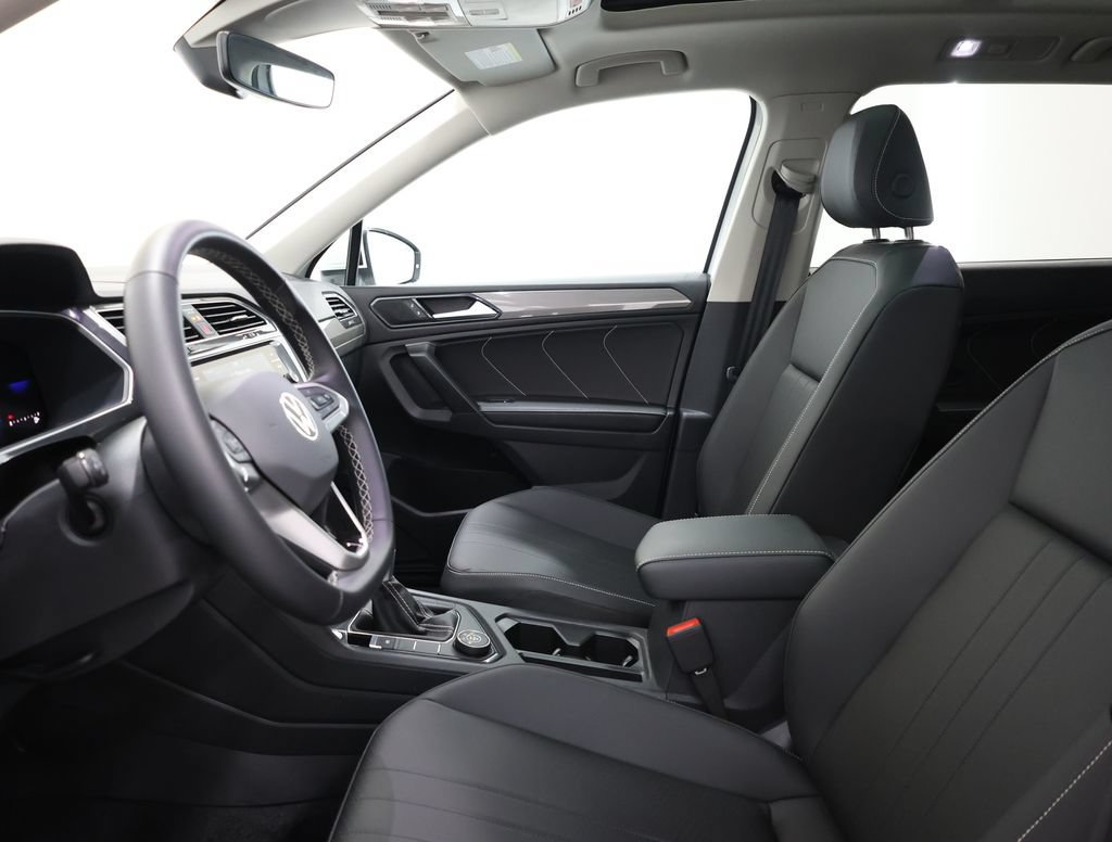 Used 2024 Volkswagen Tiguan SE w/ Panoramic Sunroof Package AWD/4WD image 13