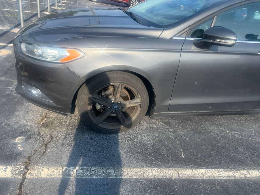 Used 2016 Ford Fusion SE FWD image 2