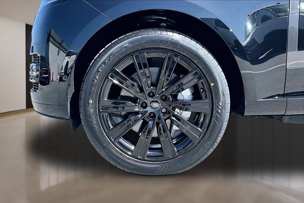 Certified 2025 Land Rover Range Rover SE AWD/4WD image 32