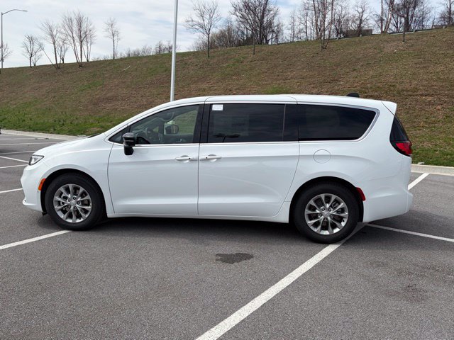 New 2026 Chrysler Pacifica Limited w/ Uconnect Theater Family Group FWD image 3