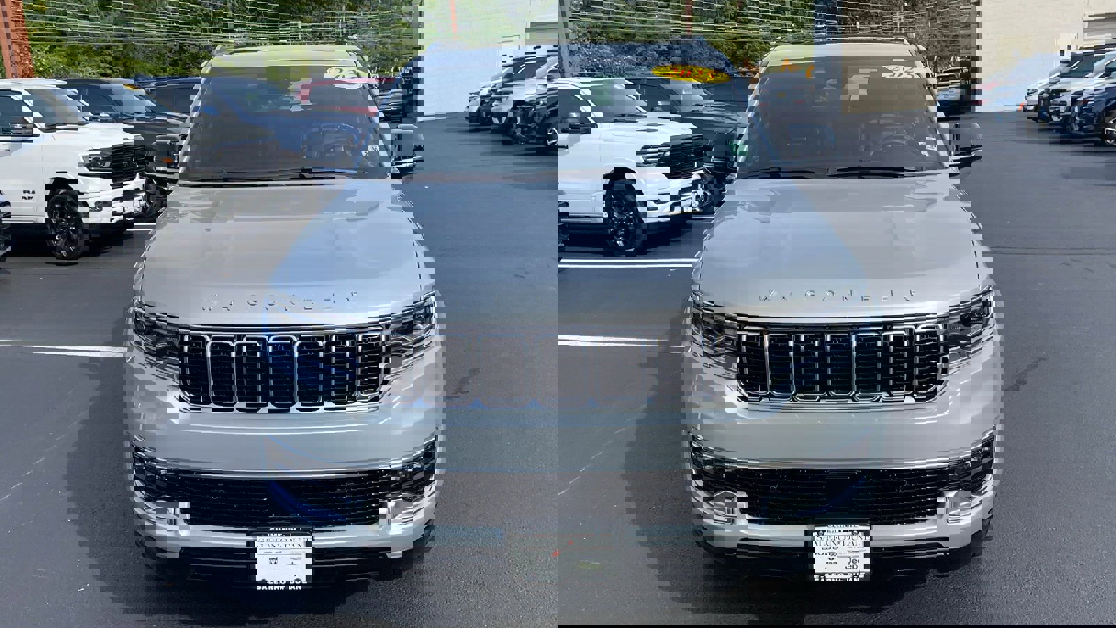 Used 2025 Jeep Wagoneer 4WD w/ Premium Group I image 2