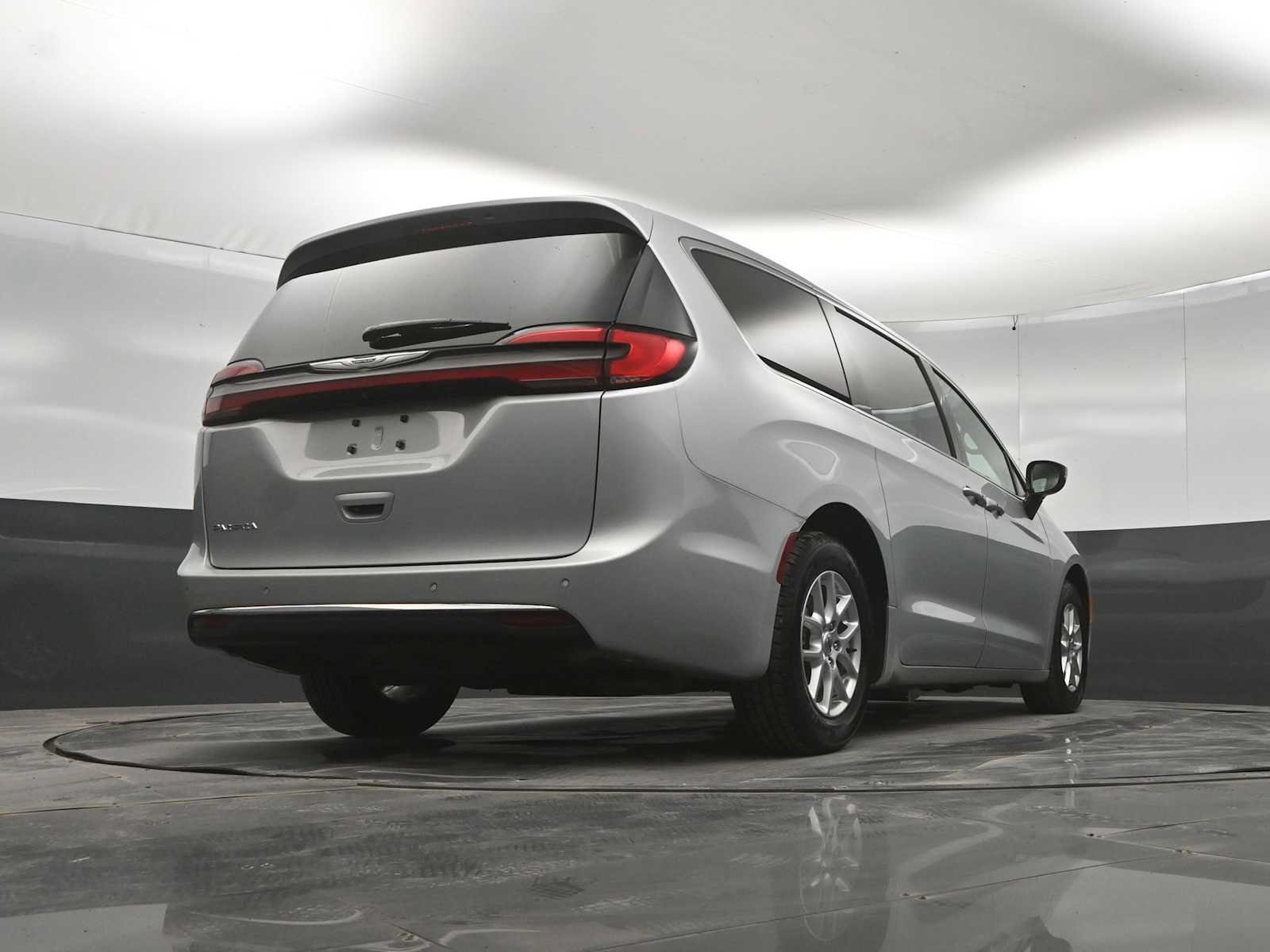 Used 2024 Chrysler Pacifica Touring-L FWD image 42