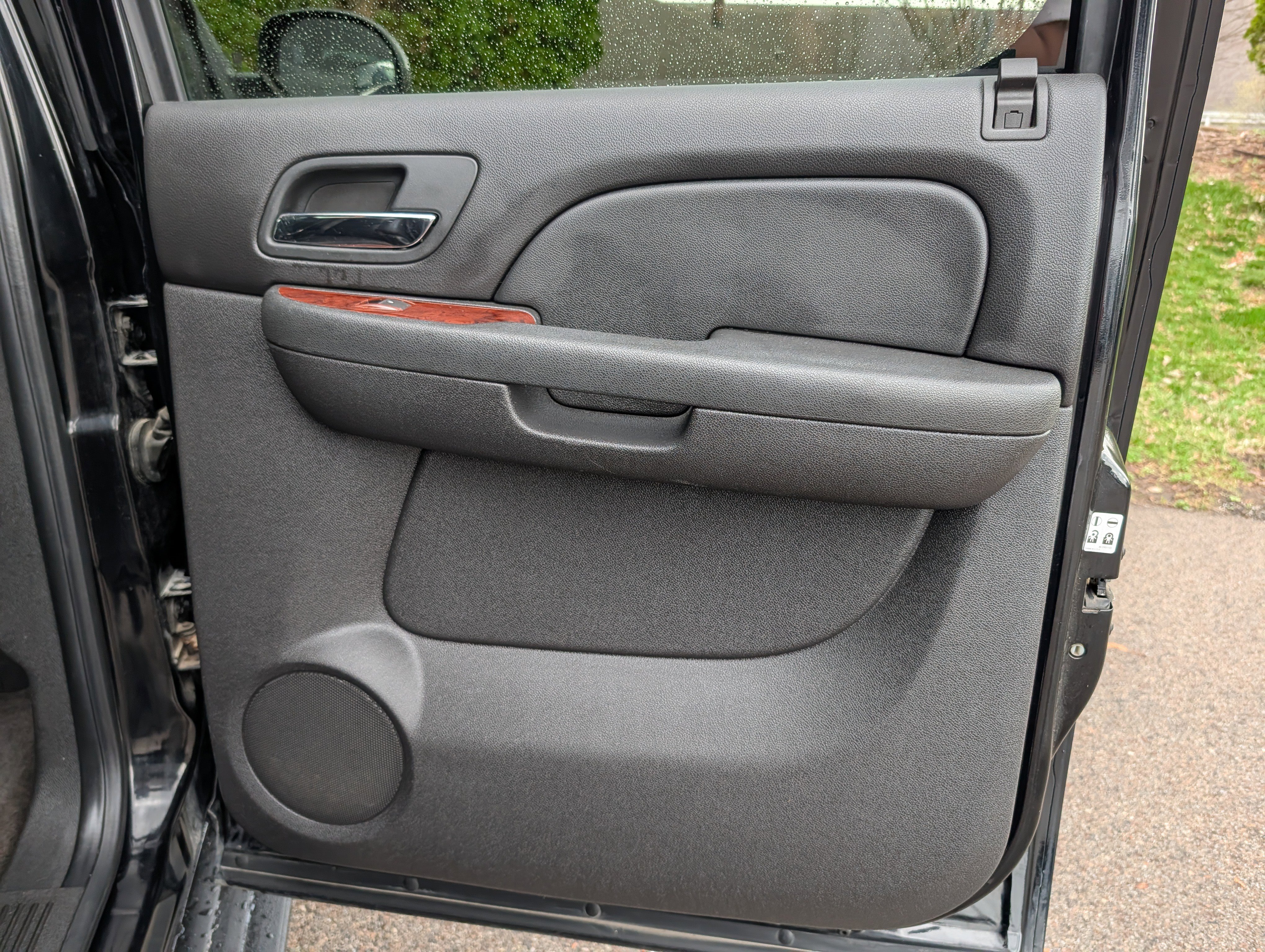 Used 2011 Chevrolet Suburban LT image 31