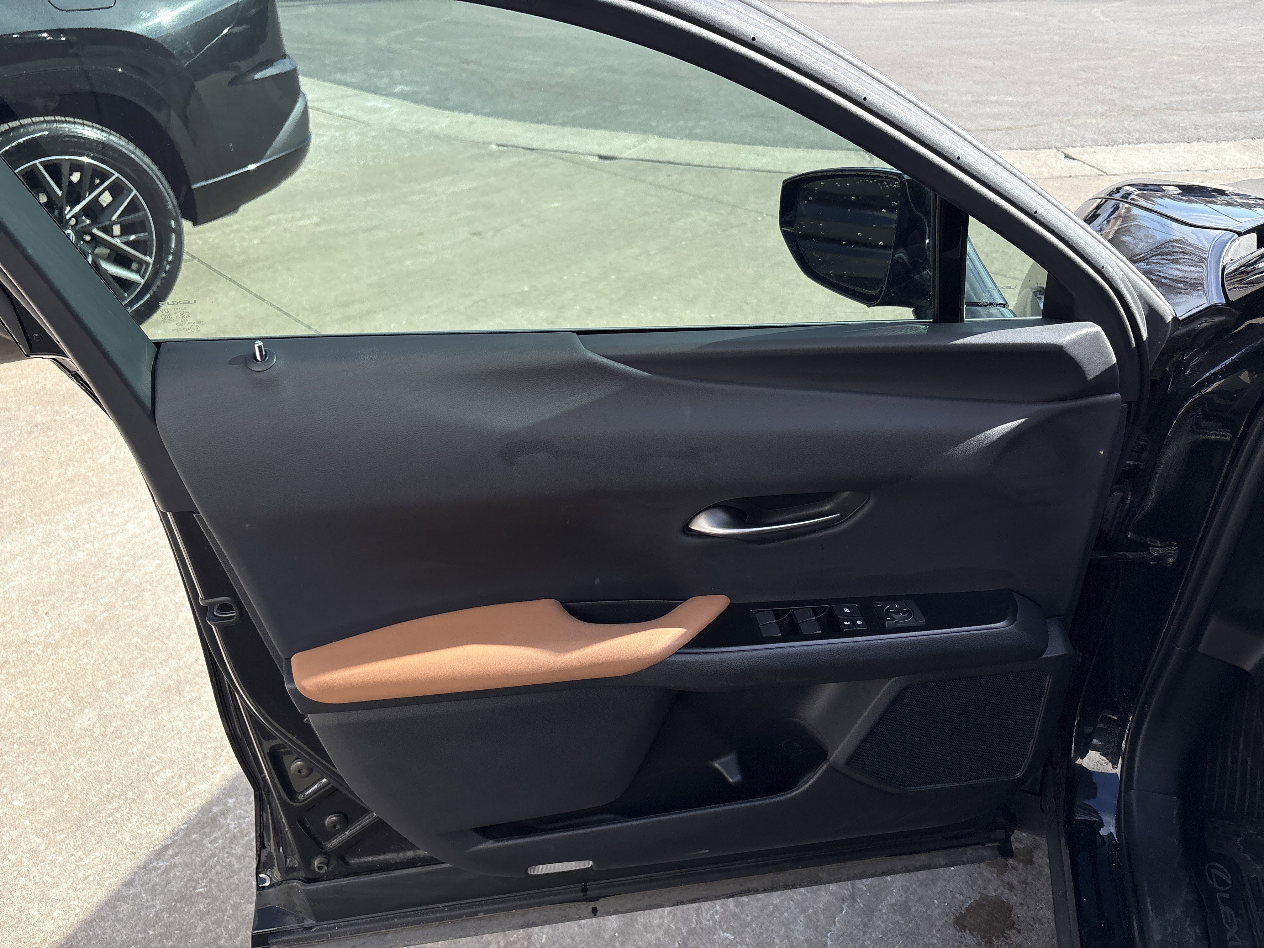 Used 2022 Lexus UX 250h w/ Premium Package image 14