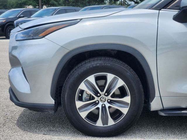 Used 2022 Toyota Highlander XLE FWD image 5