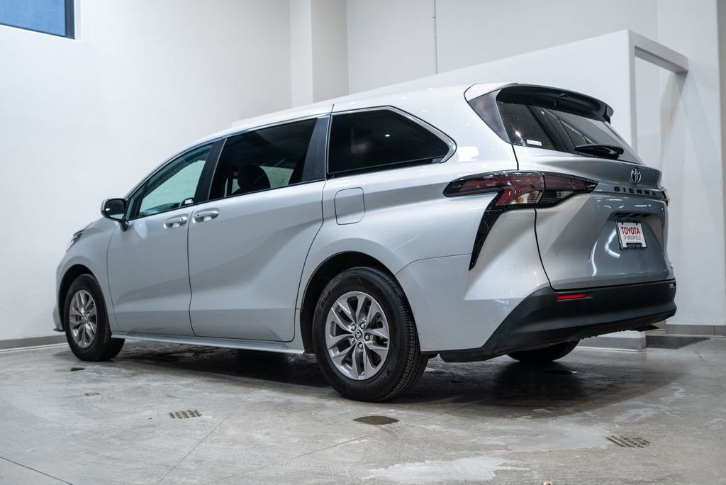 Certified 2023 Toyota Sienna LE image 7