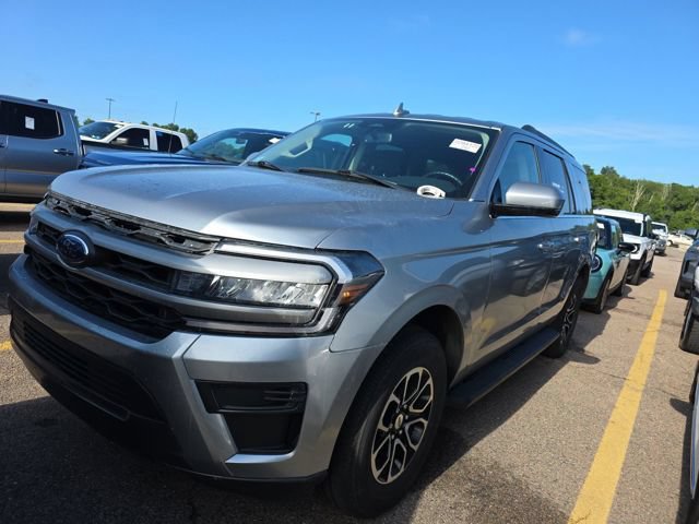 Used 2024 Ford Expedition XLT AWD/4WD image 2