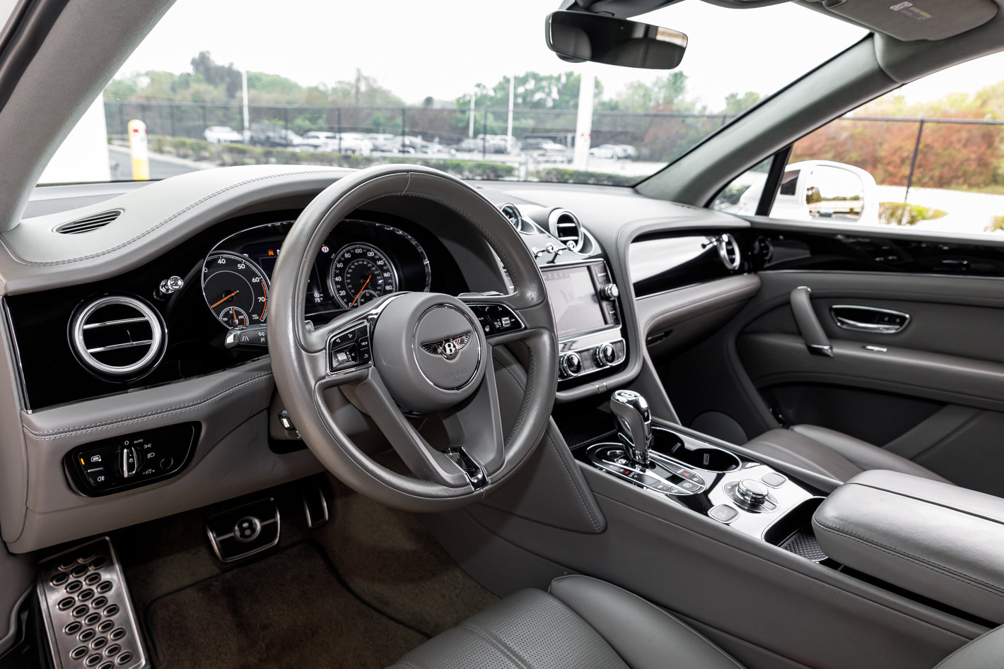 Used 2018 Bentley Bentayga Onyx Edition image 11