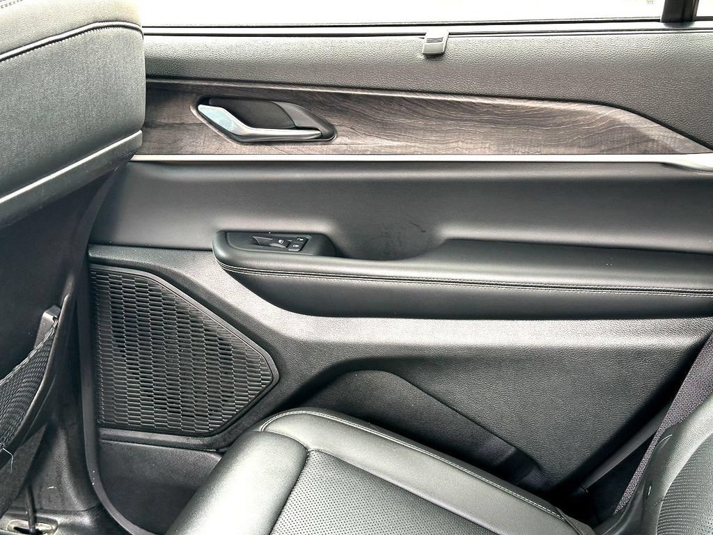 Used 2023 Jeep Grand Cherokee L Limited w/ Luxury Tech Group II RWD image 18