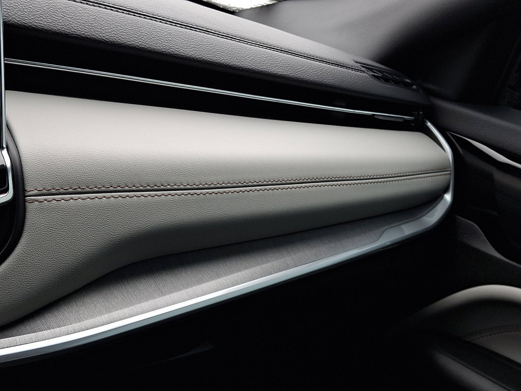 Used 2025 Jeep Compass Limited image 32