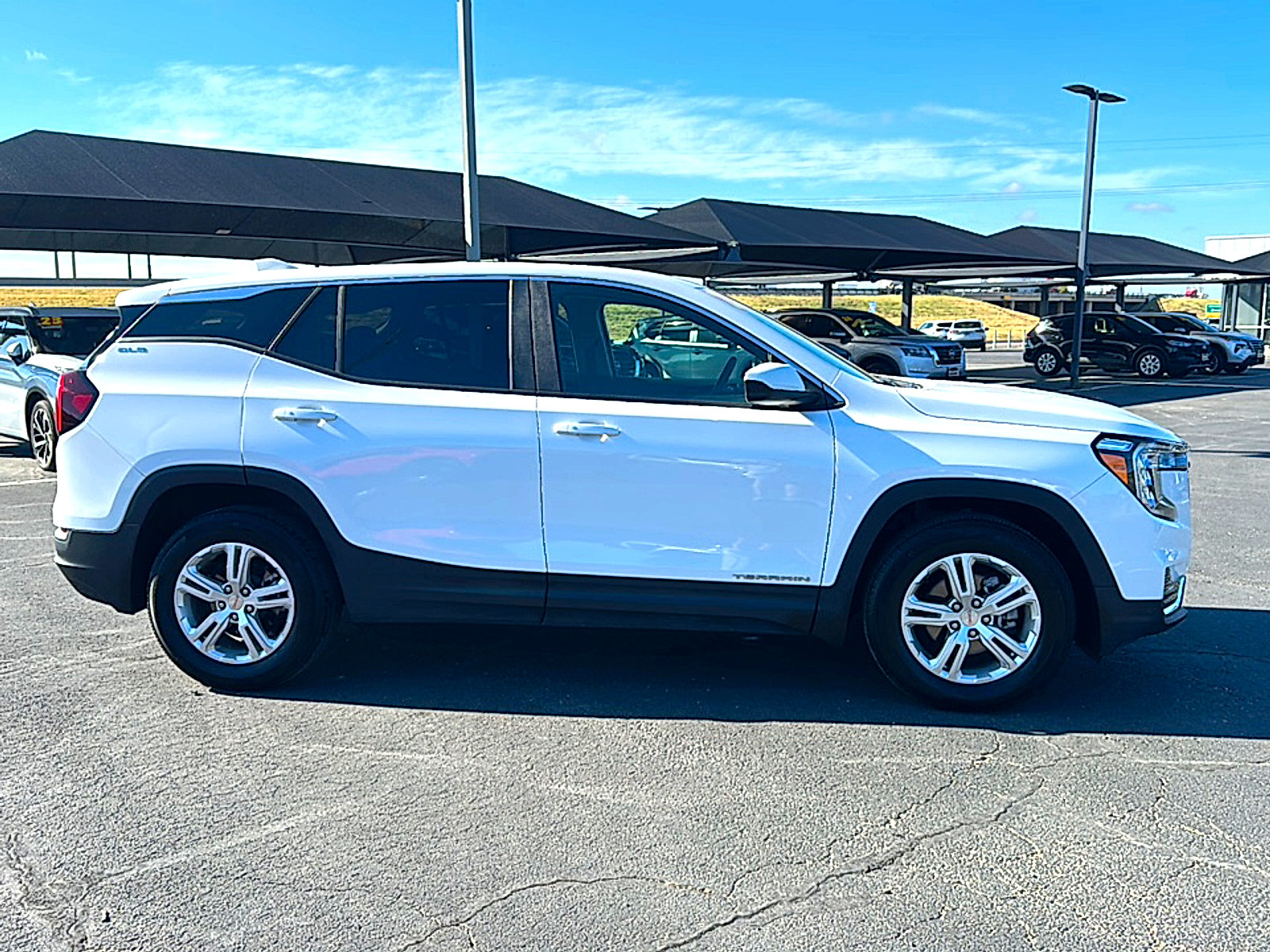 Used 2024 GMC Terrain SLE FWD image 9