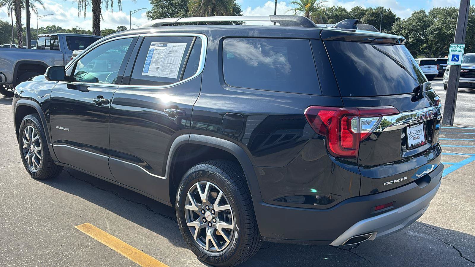 Certified 2023 GMC Acadia SLT w/ Technology Package FWD image 5
