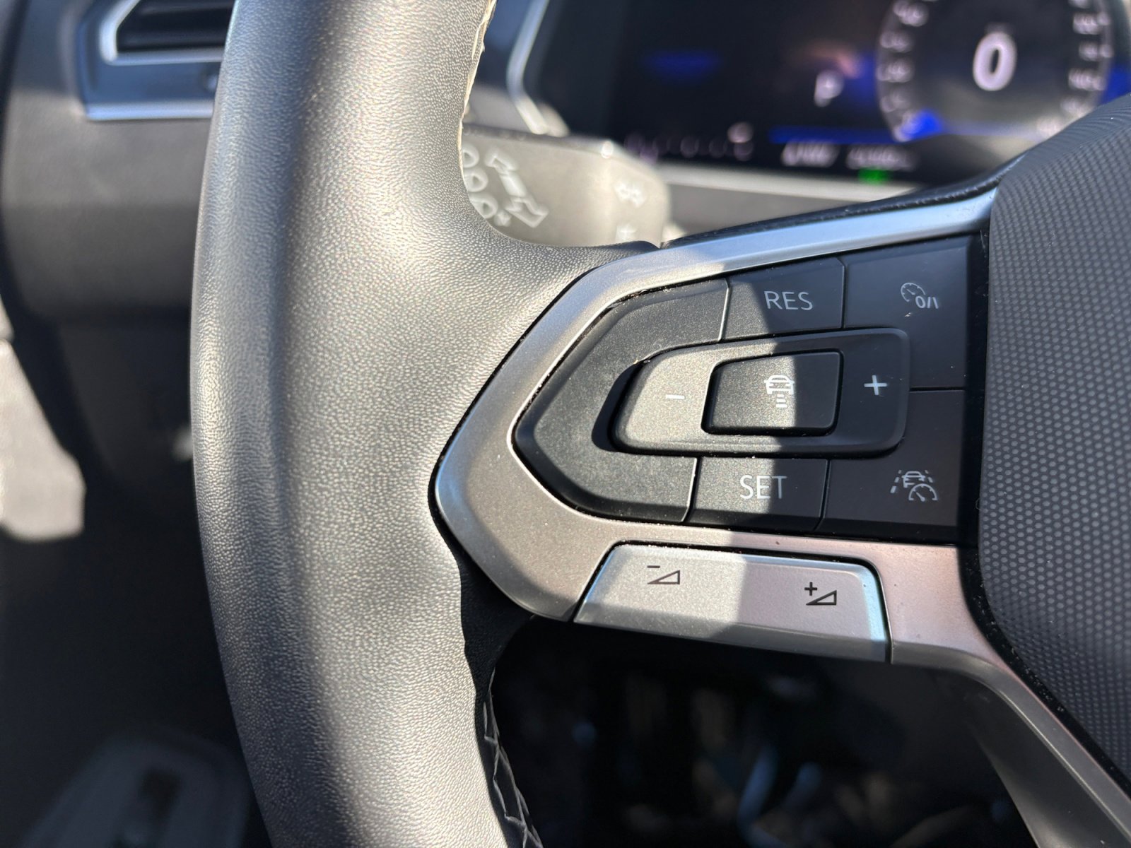 Certified 2024 Volkswagen Tiguan SE w/ Panoramic Sunroof Package image 8