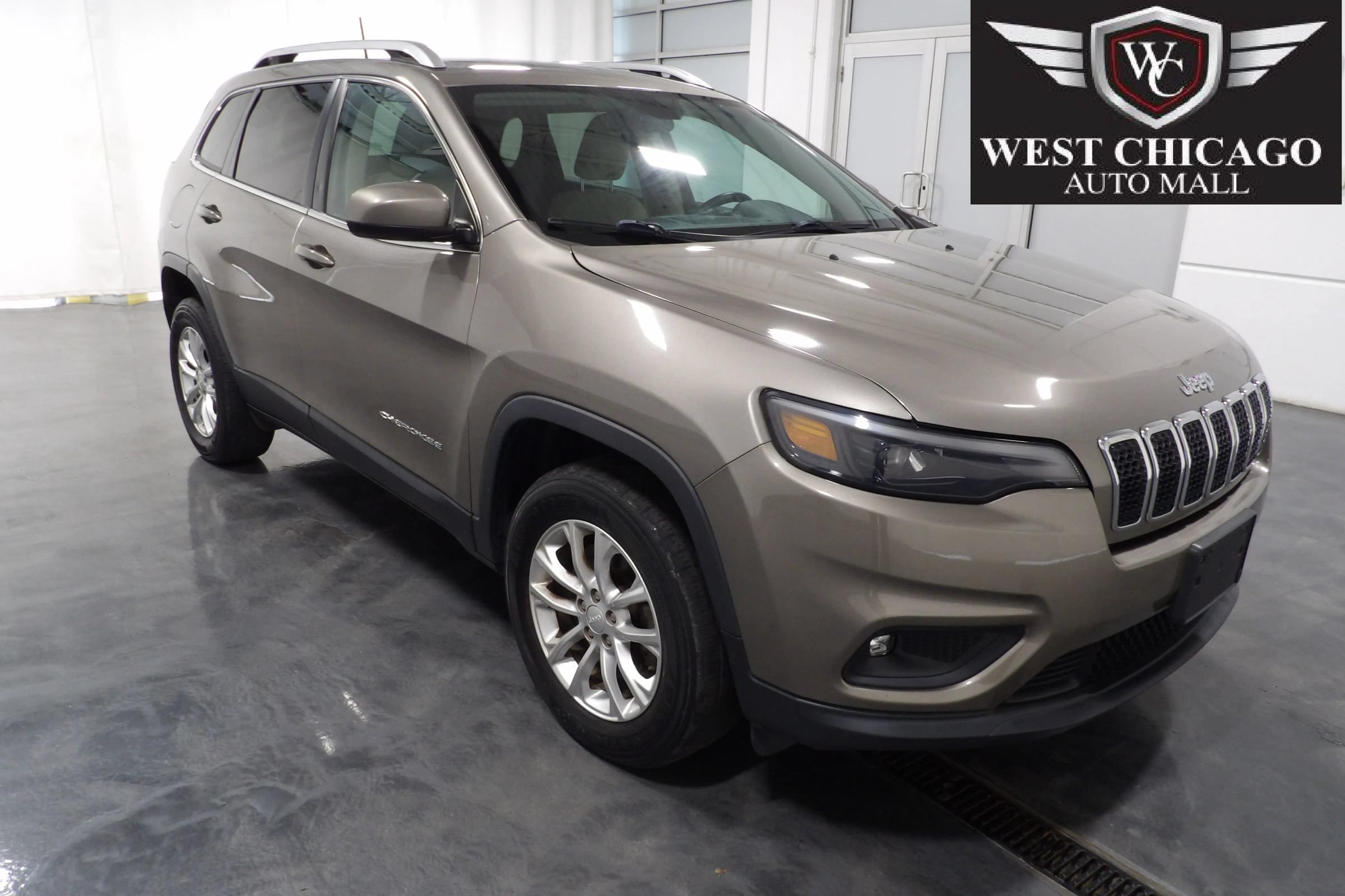 Used 2019 Jeep Cherokee Latitude w/ Cold Weather Group AWD/4WD image 1