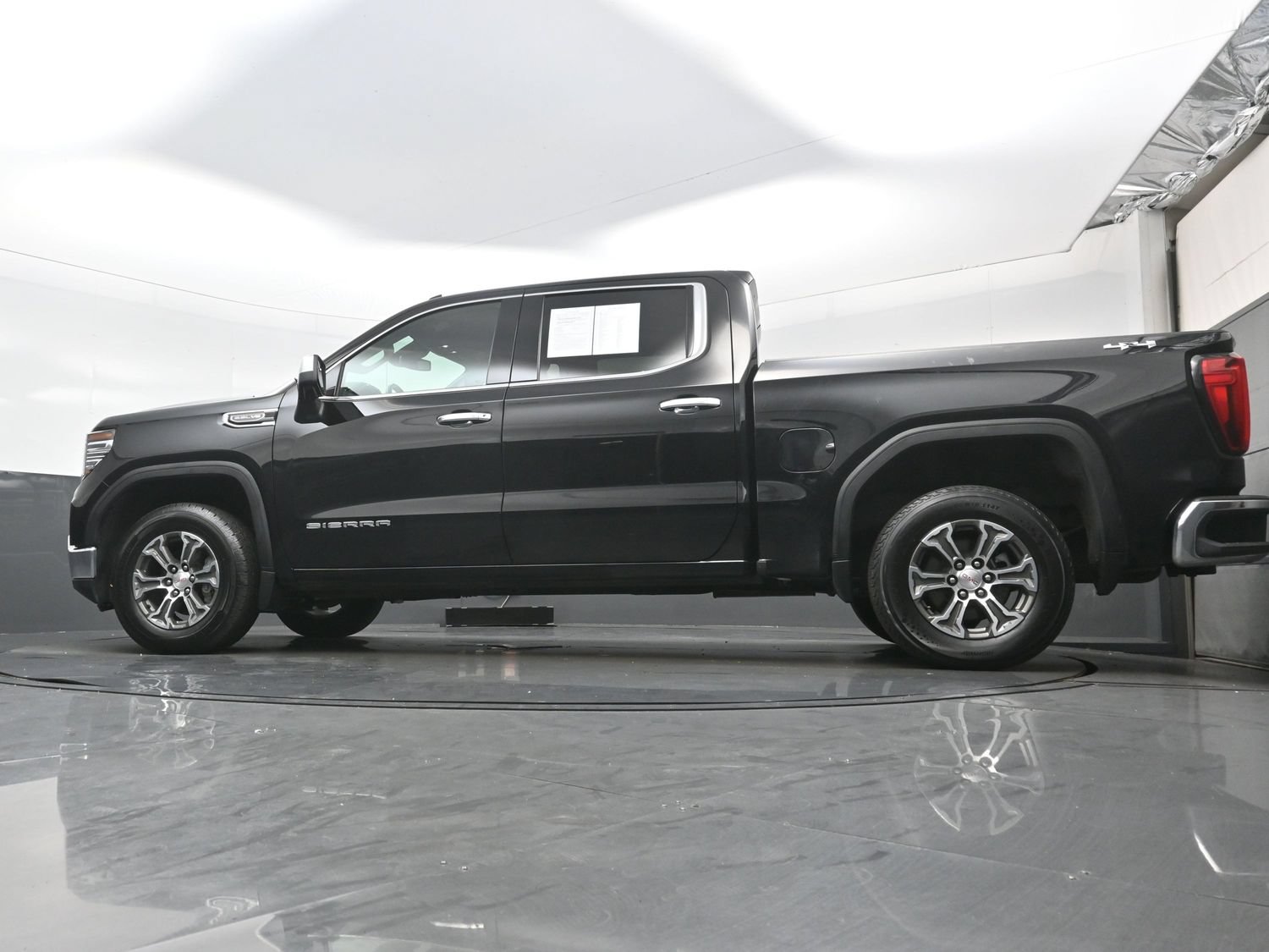 Used 2025 GMC Sierra 1500 SLT AWD/4WD image 27