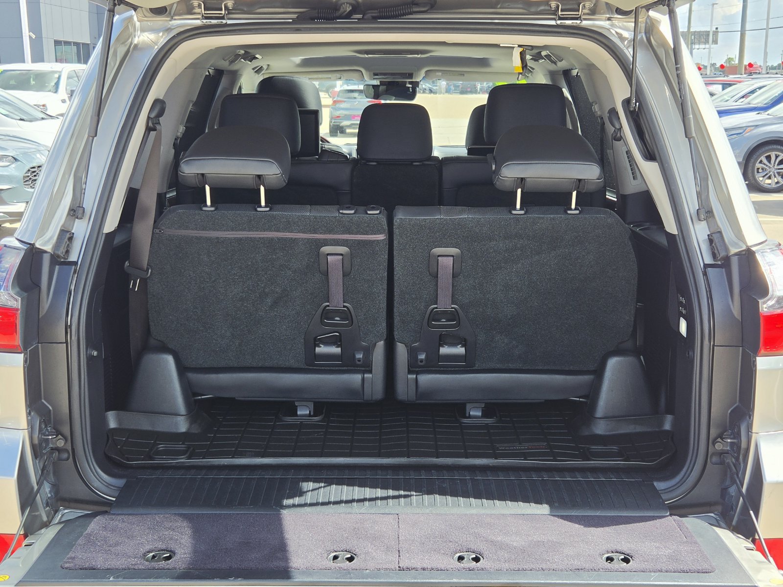Used 2017 Lexus LX 570 4WD w/ Luxury Package image 18