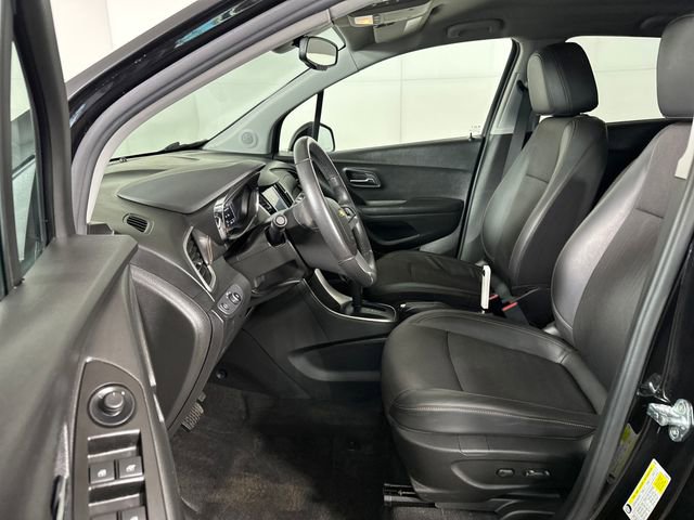 Used 2022 Chevrolet Trax LT w/ LT Convenience Package image 16