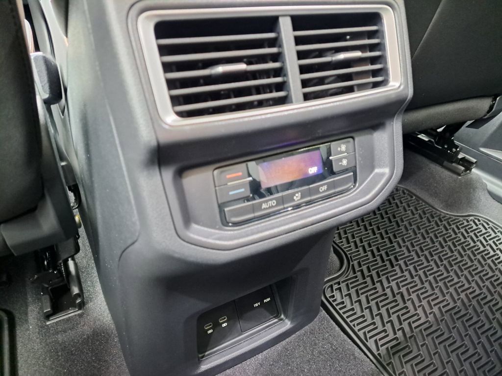 Used 2025 Volkswagen Atlas Peak Edition SE image 25