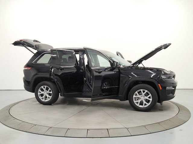 Used 2024 Jeep Grand Cherokee Limited RWD image 16