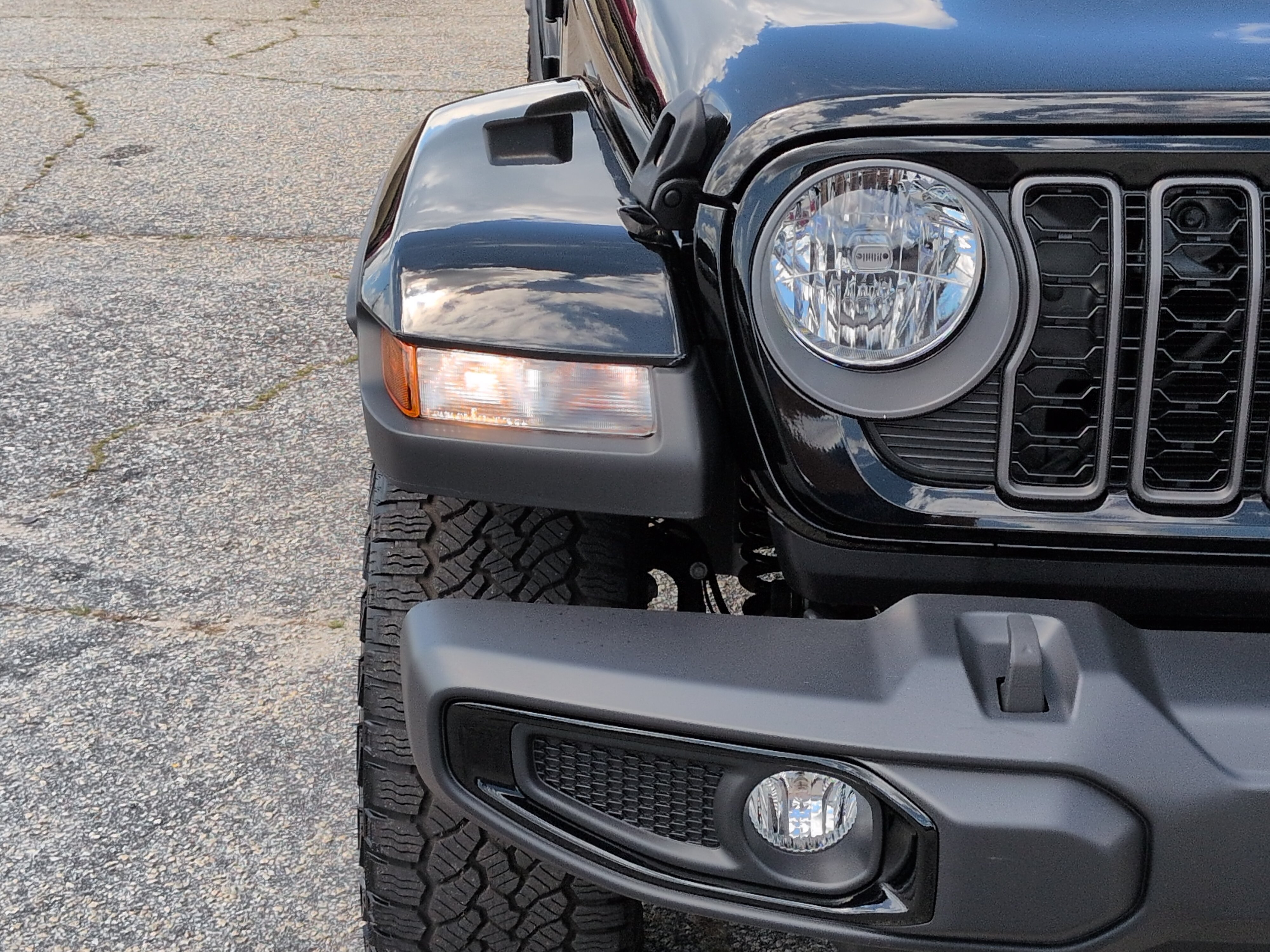 Used 2025 Jeep Gladiator Sport AWD/4WD image 8