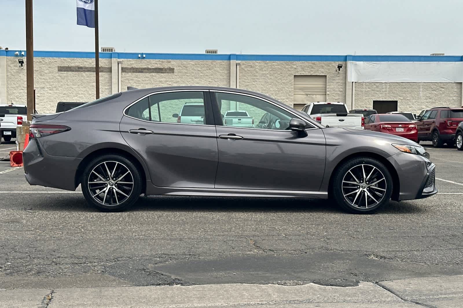 Used 2023 Toyota Camry SE image 9