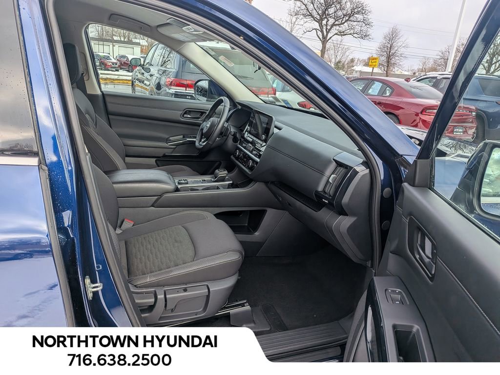 Used 2025 Nissan Pathfinder SV image 35