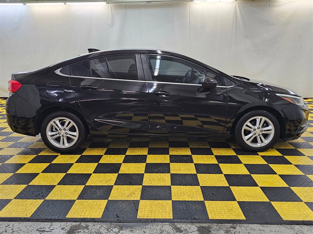 Used 2017 Chevrolet Cruze LT image 2