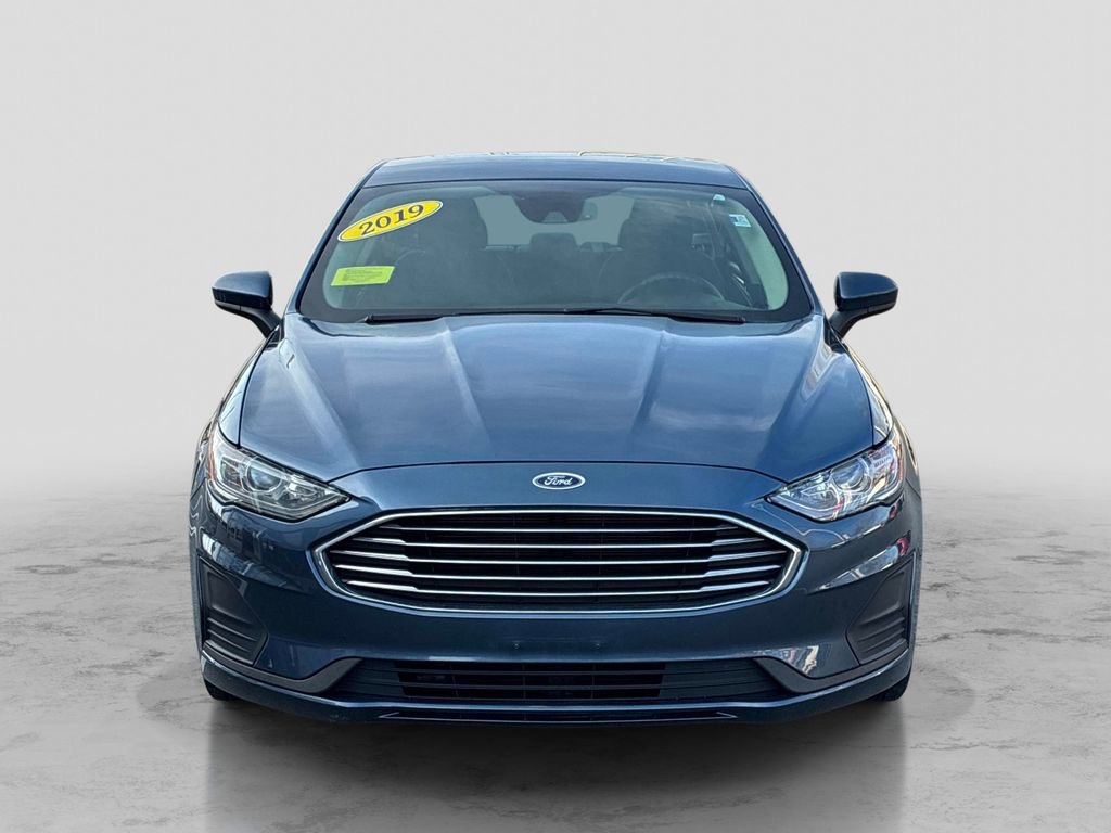 Used 2019 Ford Fusion SE image 2