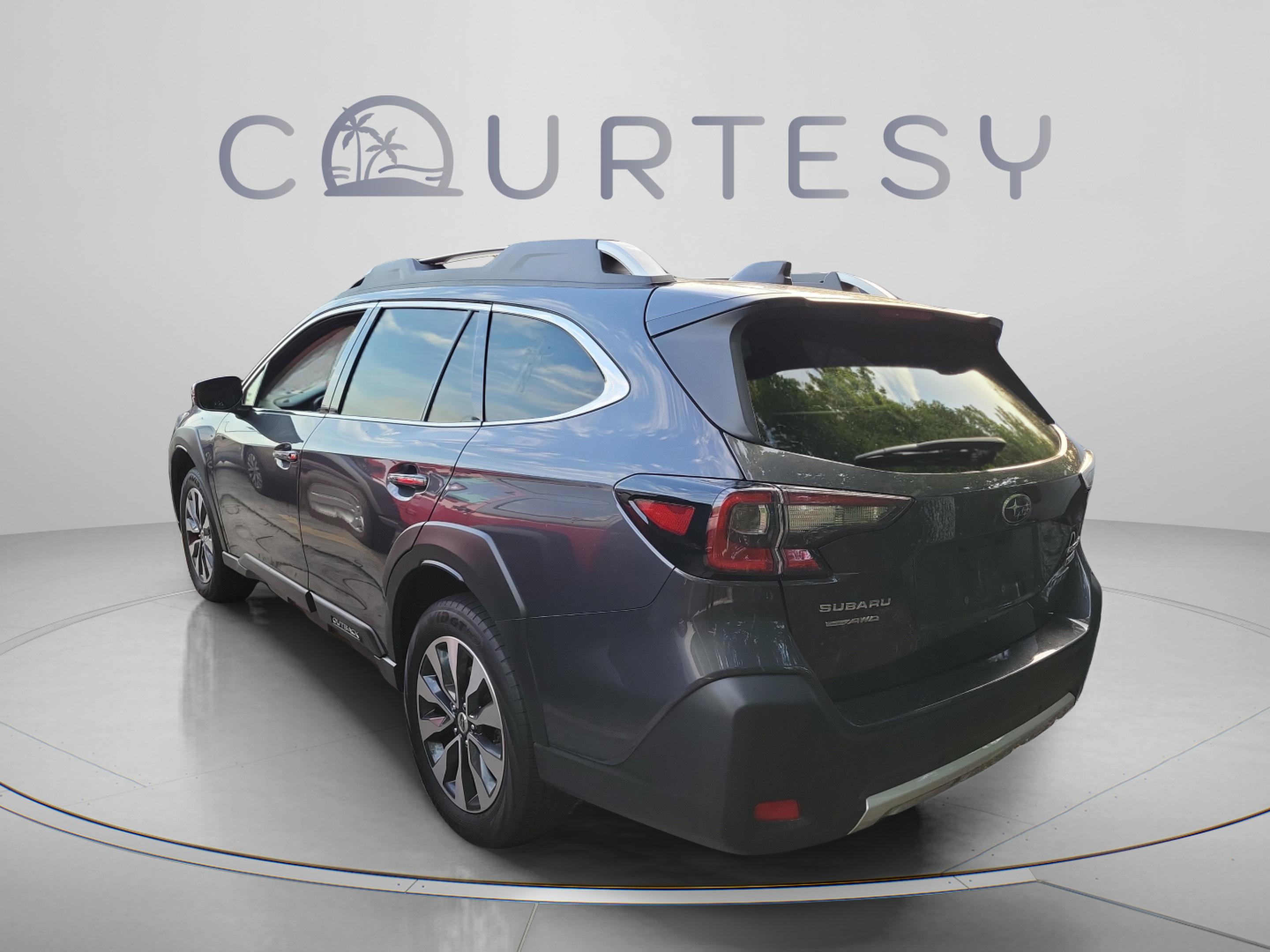 Used 2023 Subaru Outback Touring AWD/4WD image 2