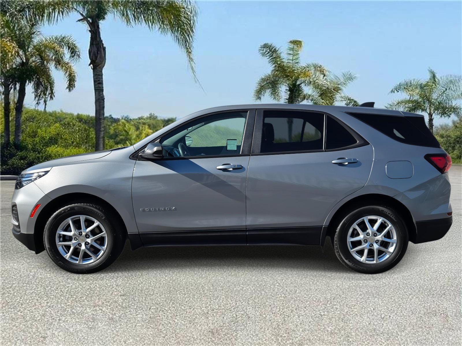 Used 2023 Chevrolet Equinox LS w/ LS Convenience Package image 2