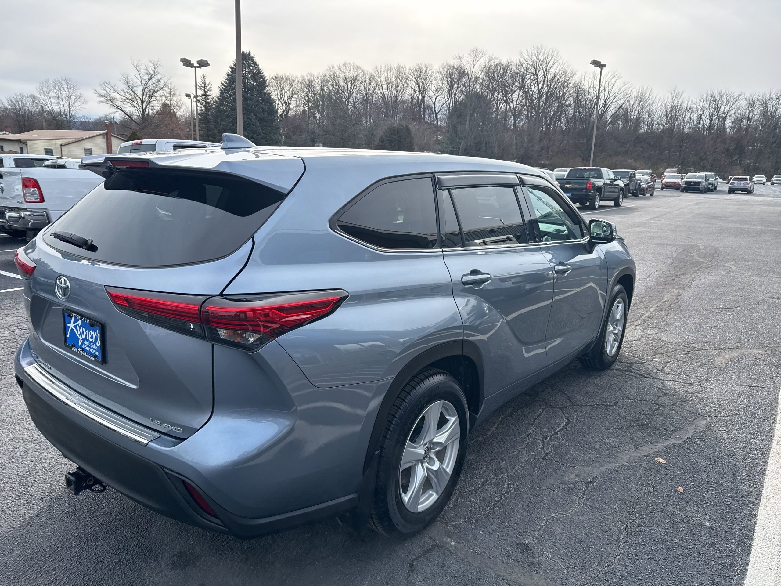 Used 2021 Toyota Highlander LE AWD/4WD image 7