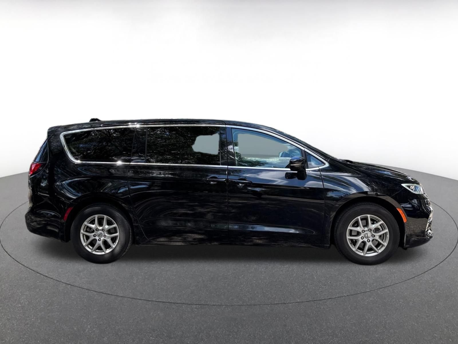 Used 2024 Chrysler Pacifica Touring-L FWD image 8