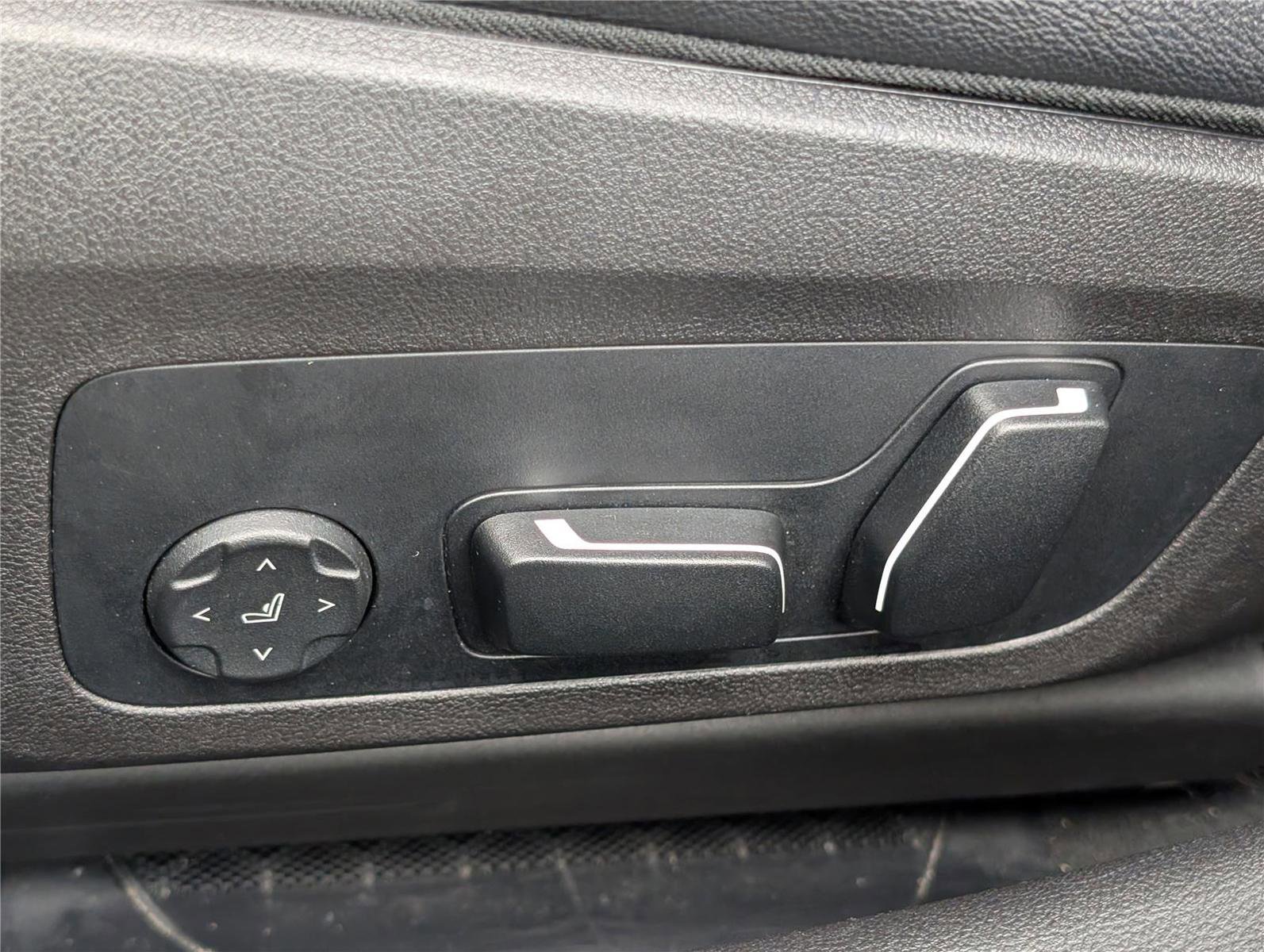 Used 2025 BMW 330i xDrive Sedan AWD/4WD image 19