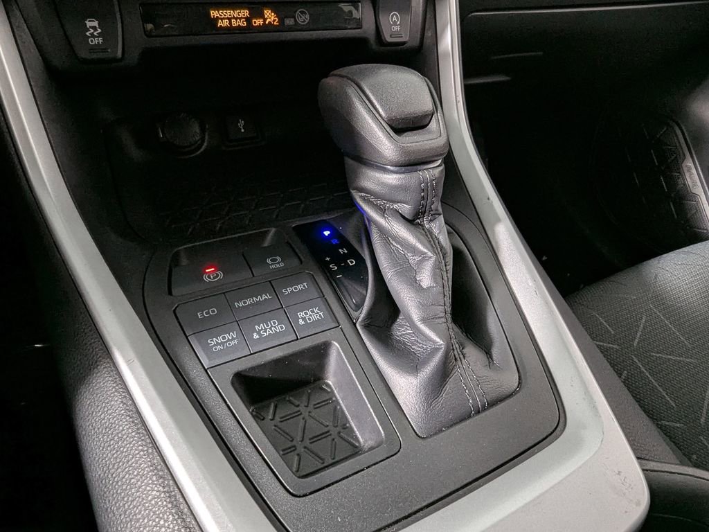 Used 2021 Toyota RAV4 XLE image 32