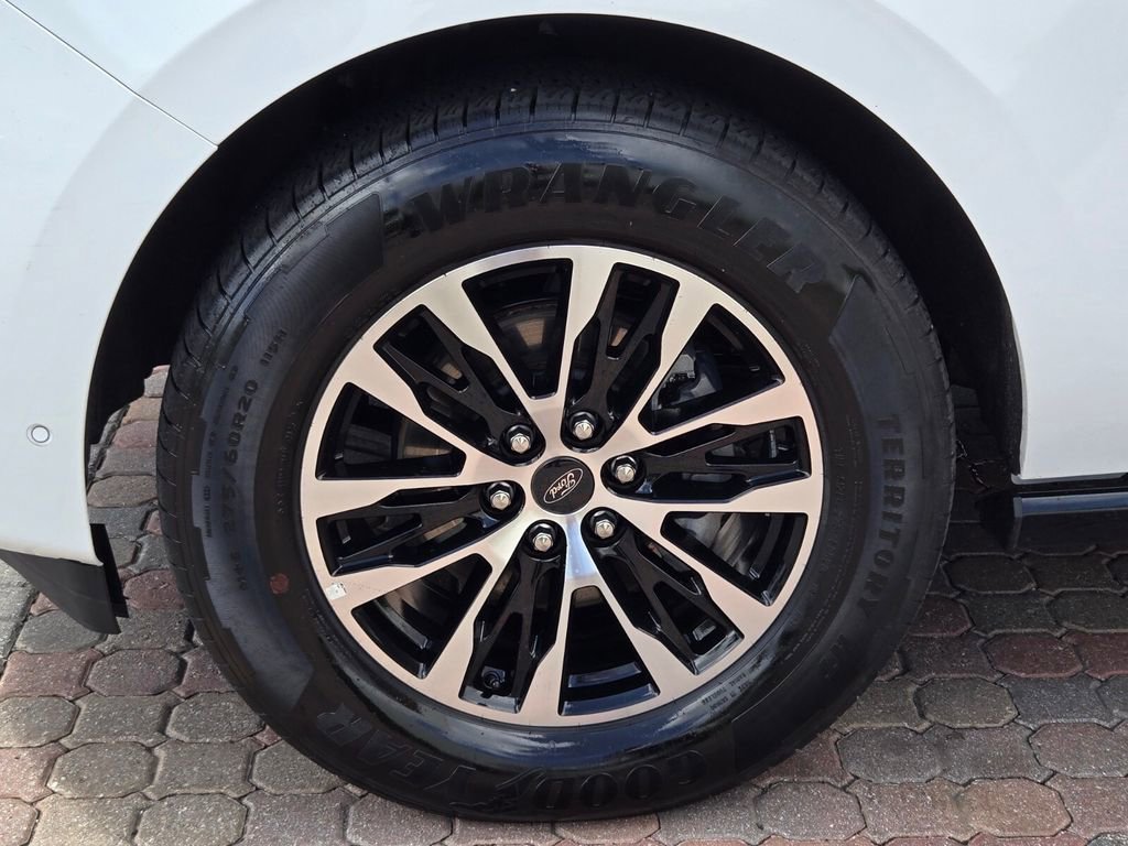 Used 2025 Ford Expedition Platinum image 12