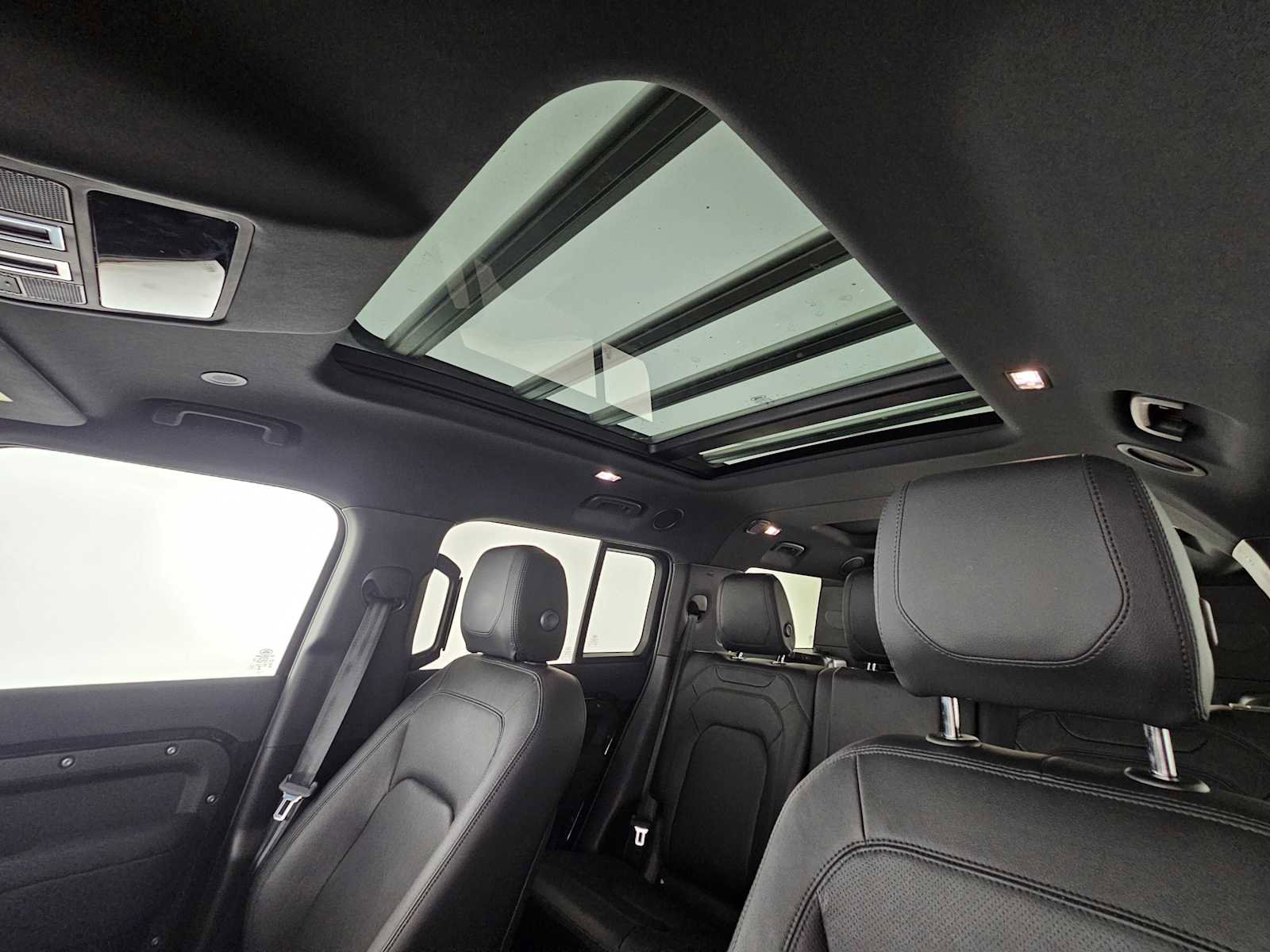 Used 2023 Land Rover Defender 130 SE image 22