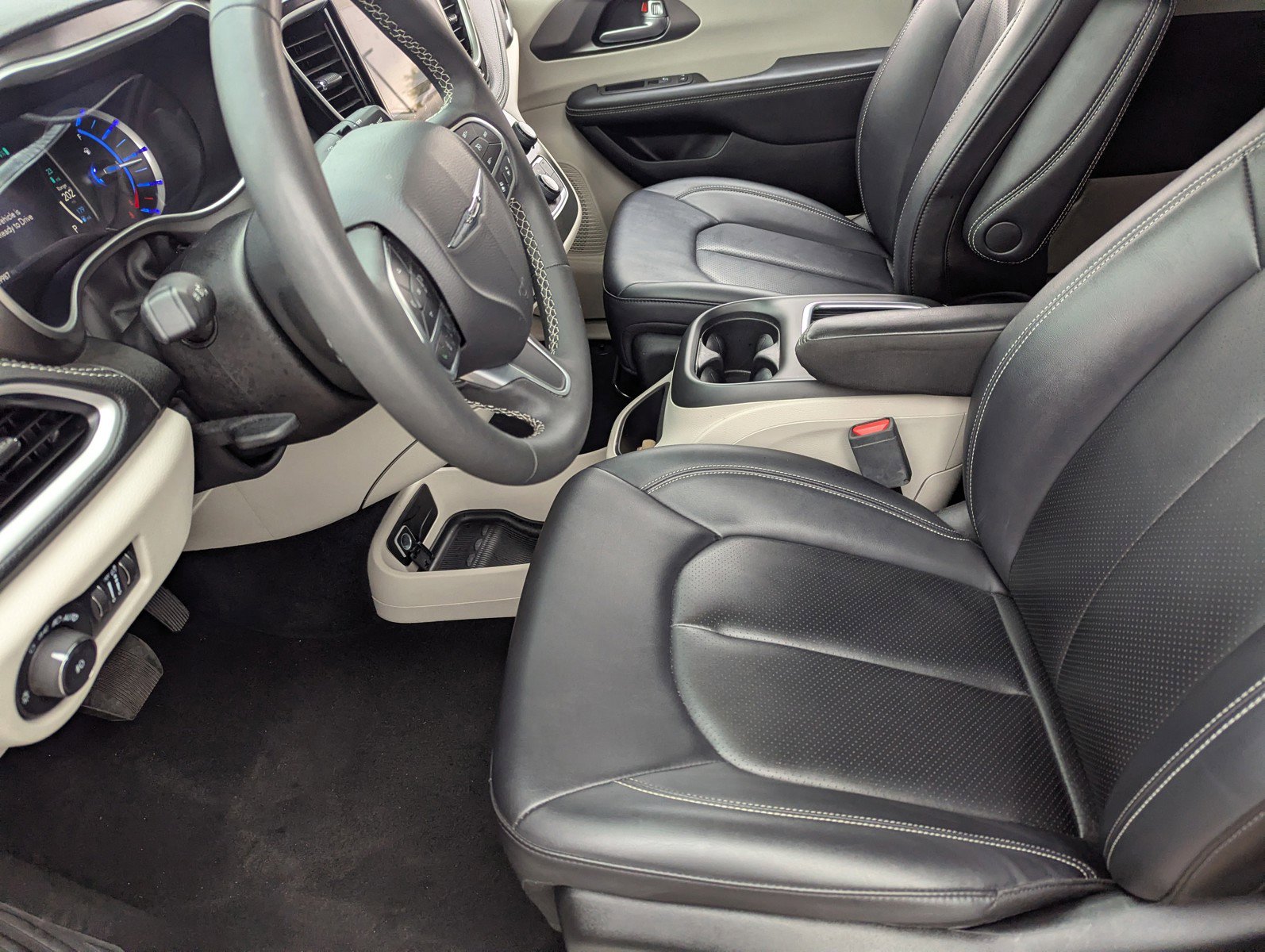 Used 2024 Chrysler Pacifica Select image 27