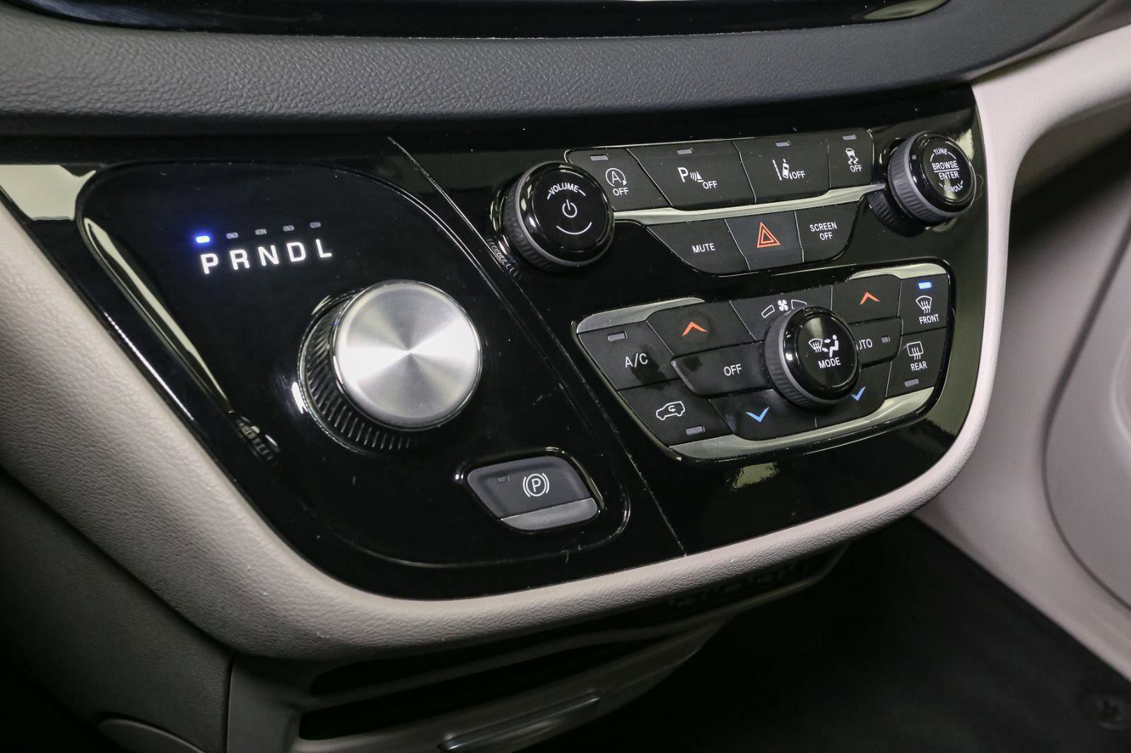 Used 2024 Chrysler Pacifica Touring-L image 29