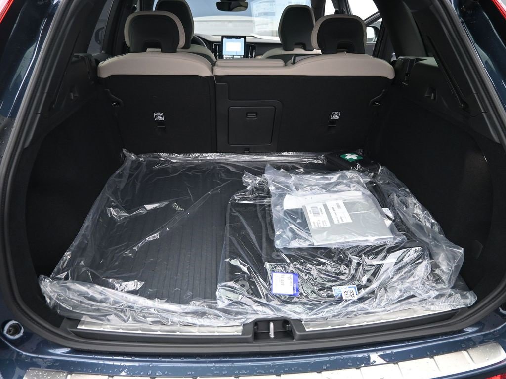 New 2026 Volvo XC60 B5 Plus w/ Protection Package Premier image 31