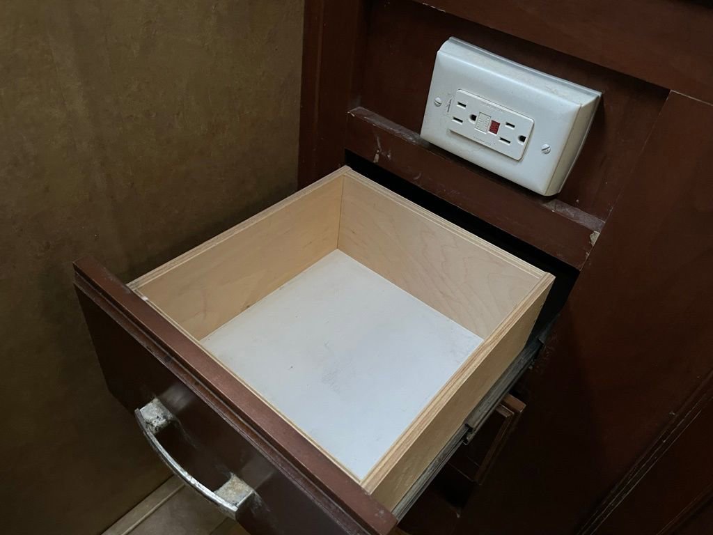 Used 2013 Ford E-450 and Econoline 450 Super Duty w/ Motorhome Prep Pkg RWD image 96