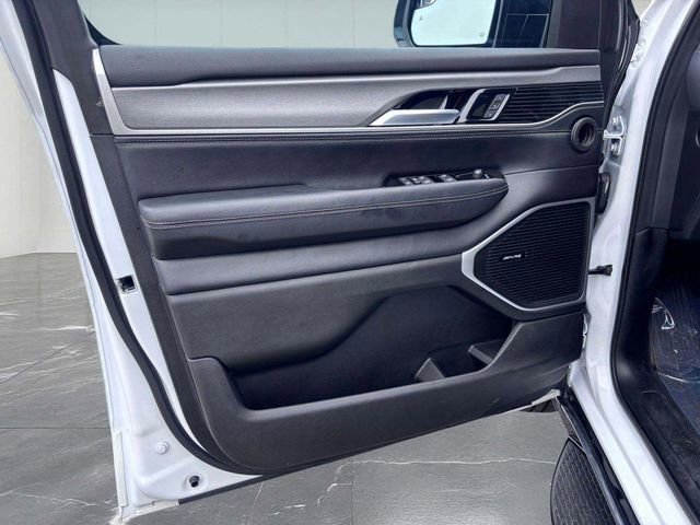 Used 2025 Jeep Wagoneer L Series II image 12