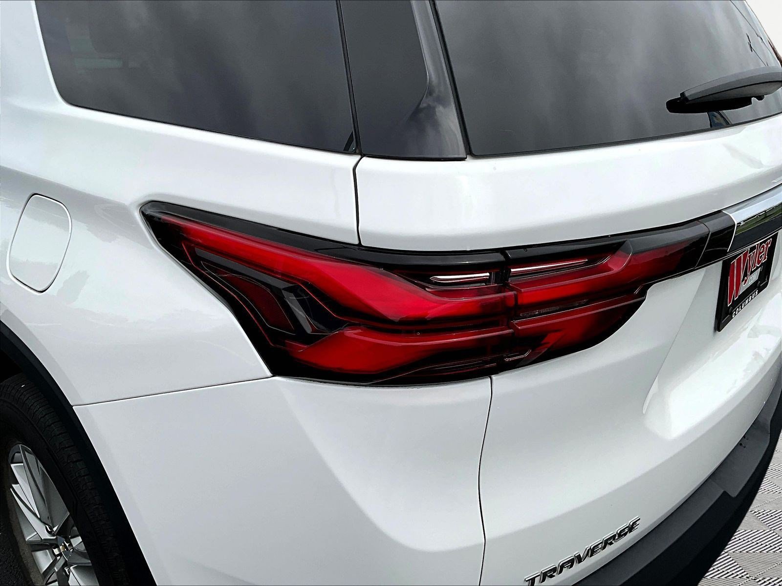 Used 2023 Chevrolet Traverse LT FWD image 23