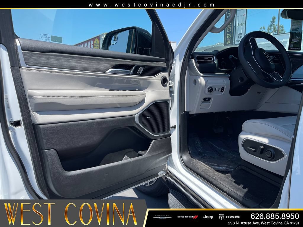 Used 2024 Jeep Wagoneer L Series III w/ Flexible Seating Group AWD/4WD image 11