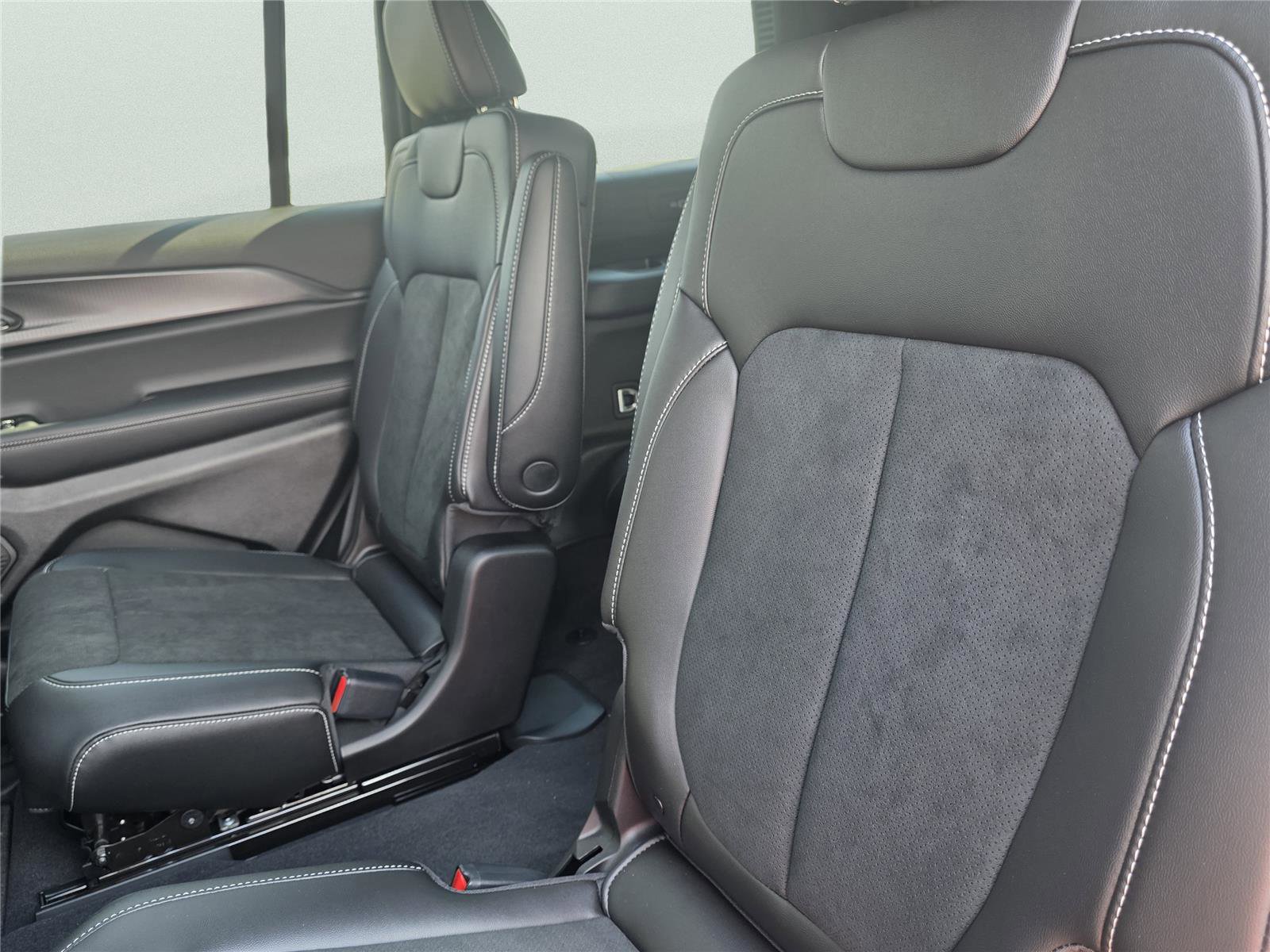 New 2025 Jeep Grand Cherokee L Altitude image 29