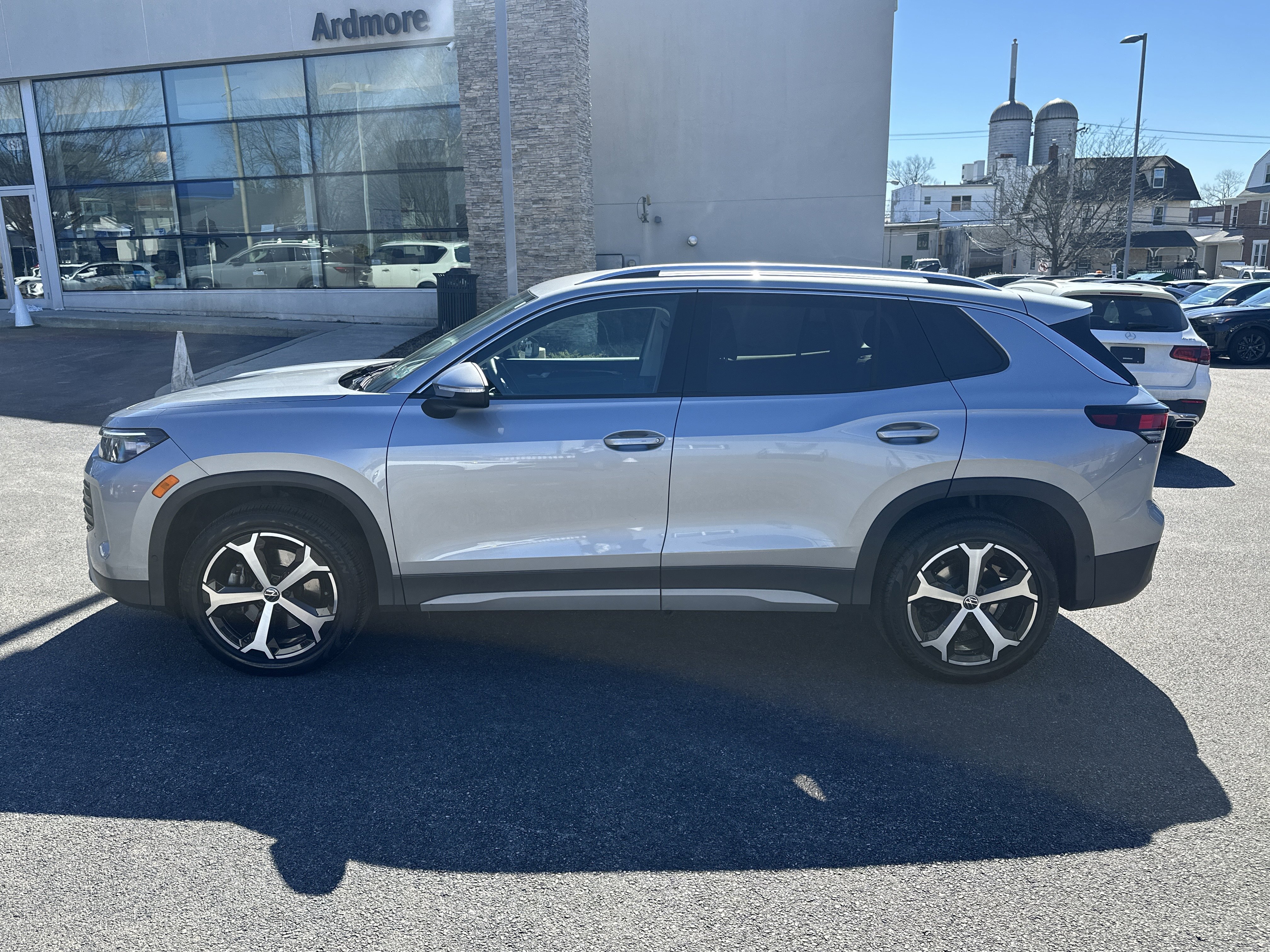 Certified 2025 Volkswagen Tiguan SE image 4