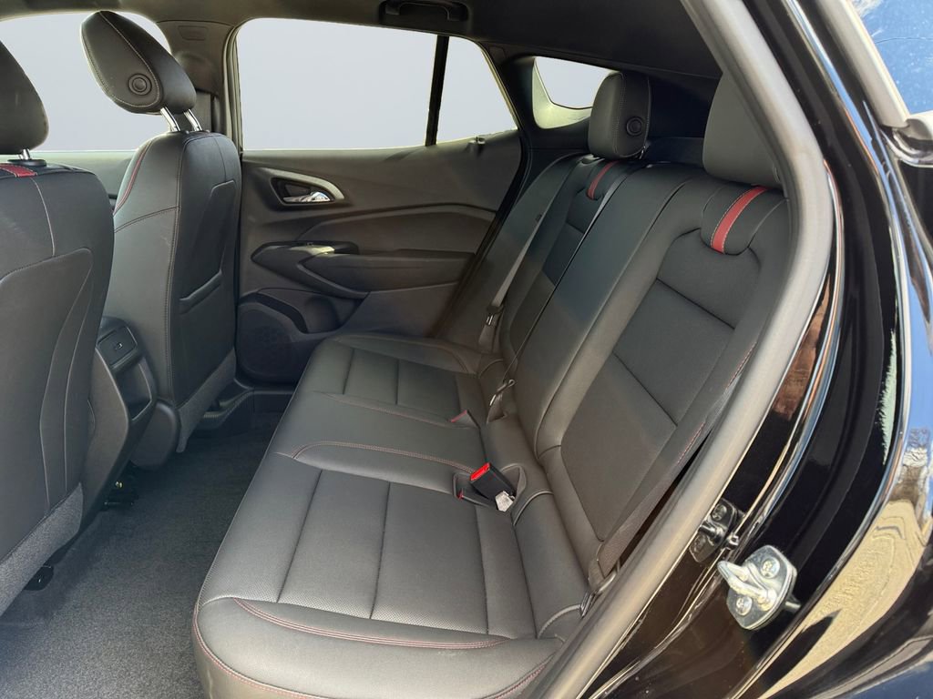 Used 2025 Chevrolet Trax RS w/ Sunroof Package image 13