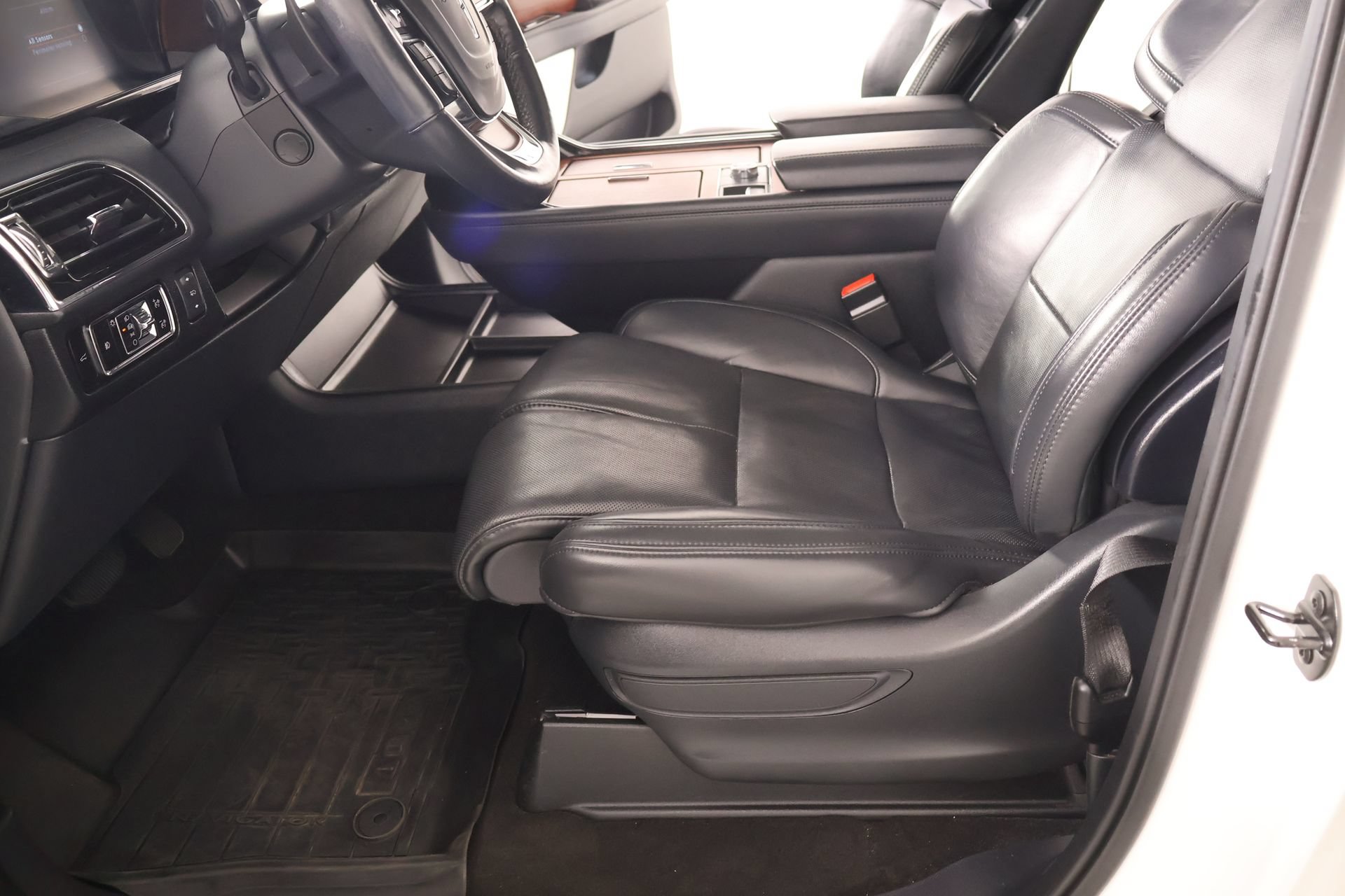 Used 2023 Lincoln Navigator L Reserve AWD/4WD image 11